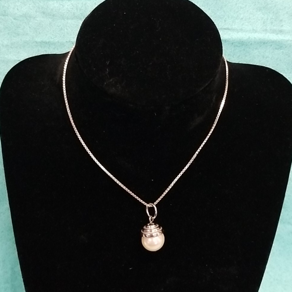 Sterling silver chain and pearl pendant - Picture 2 of 5